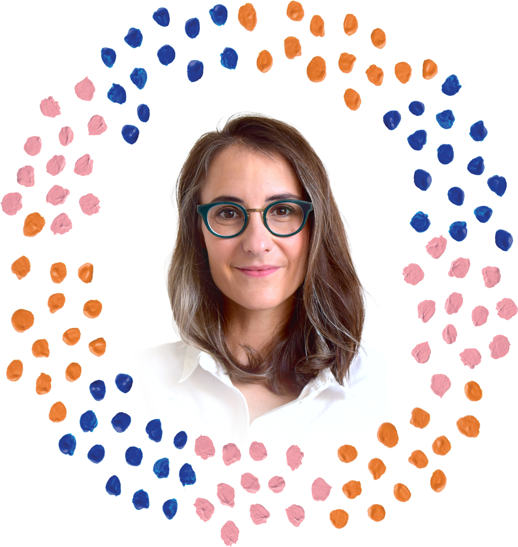 photo de portrait de Léa Petit encadrée par petites taches de peintures roses, bleues et orange harmonieusment réparties