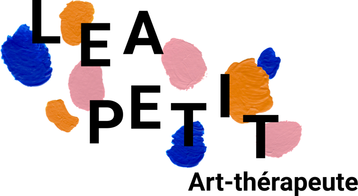 Logo de Léa Petit avec lettres noires épaisses sans sérif et mention "Art-thérapeute", sur fond blanc avec taches de peinture bleue, orange et rose.